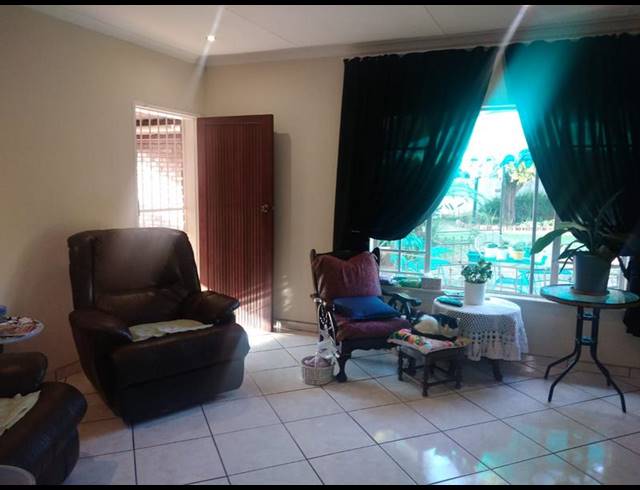 5 BEDROOM HOUSE FOR SALE IN ROOIHUISKRAAL NORTH